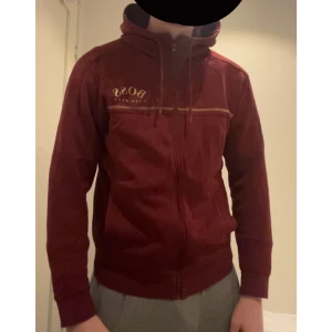 Hugo boss zip hoodie - Röd zip hoodie i gott skick! Storlek M men passar även S. Skriv för fler bilder!