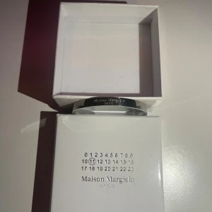 Maison Margiela silverarmband - Skick 10/10                                                        Levereras i original ask. [Låda Följer Med]          Pris kan diskuteras