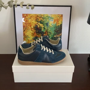 Blå Maison Margiela  sneakers - Säljer ett par feta mm gats låda och dustbag inkommer. Använda ett fåtal gånger skriv vid funderingar!