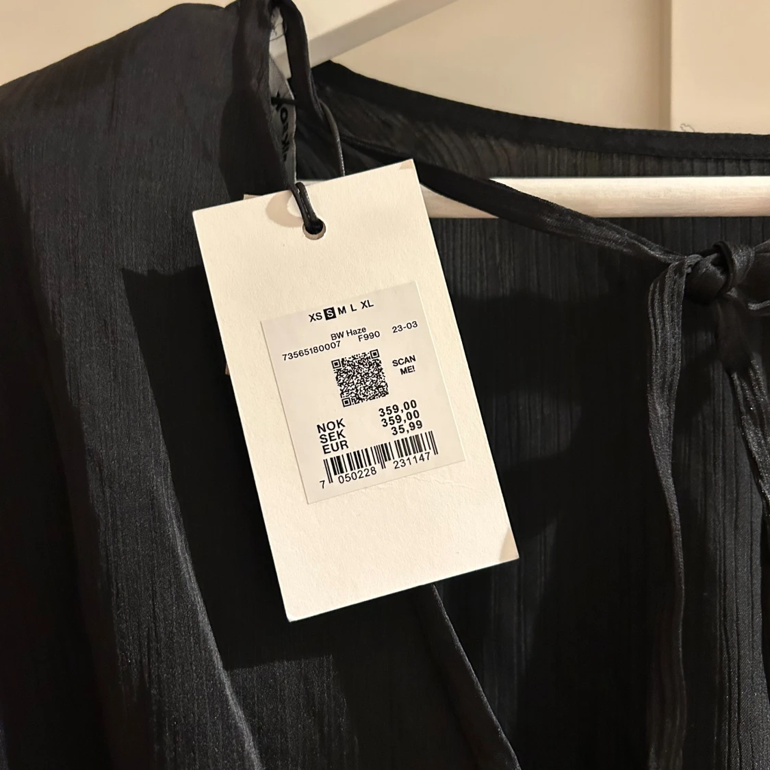 Svart omlottblus med knyt från Bik Bok - 2