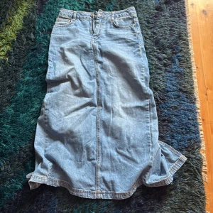 Grunt kjol - Säljer en ny grunt jeans kjol. Storlek L i barn som är ca xs-s i vuxen. Passar mig som har dom storlekarna och är ca 165cm. Köpt för ca 800