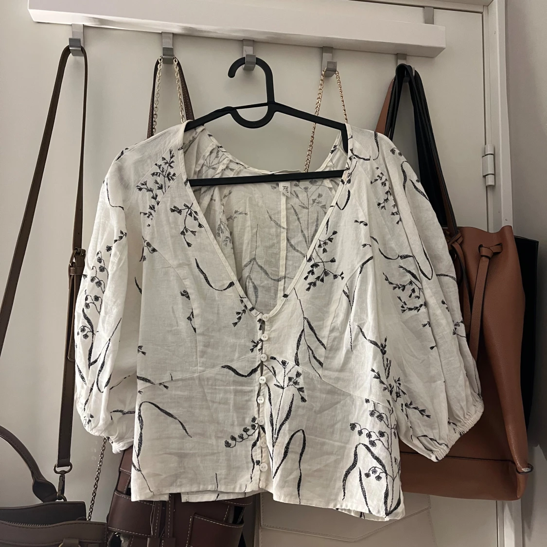 Vit blommig blus från H&M i linneblandning