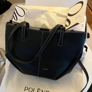 Svart Polène cyme mini väska - Säljer min snygga Polène cyme mini i svart färg med vita kontrastsömmar. Färg: ”TEXTURED BLACK WITH ECRU STITCHING”. Bara att skriva om ni vill se fler bilder. Kvitto finns även ifall önskas💕 Hämtas i Stockholm området. 