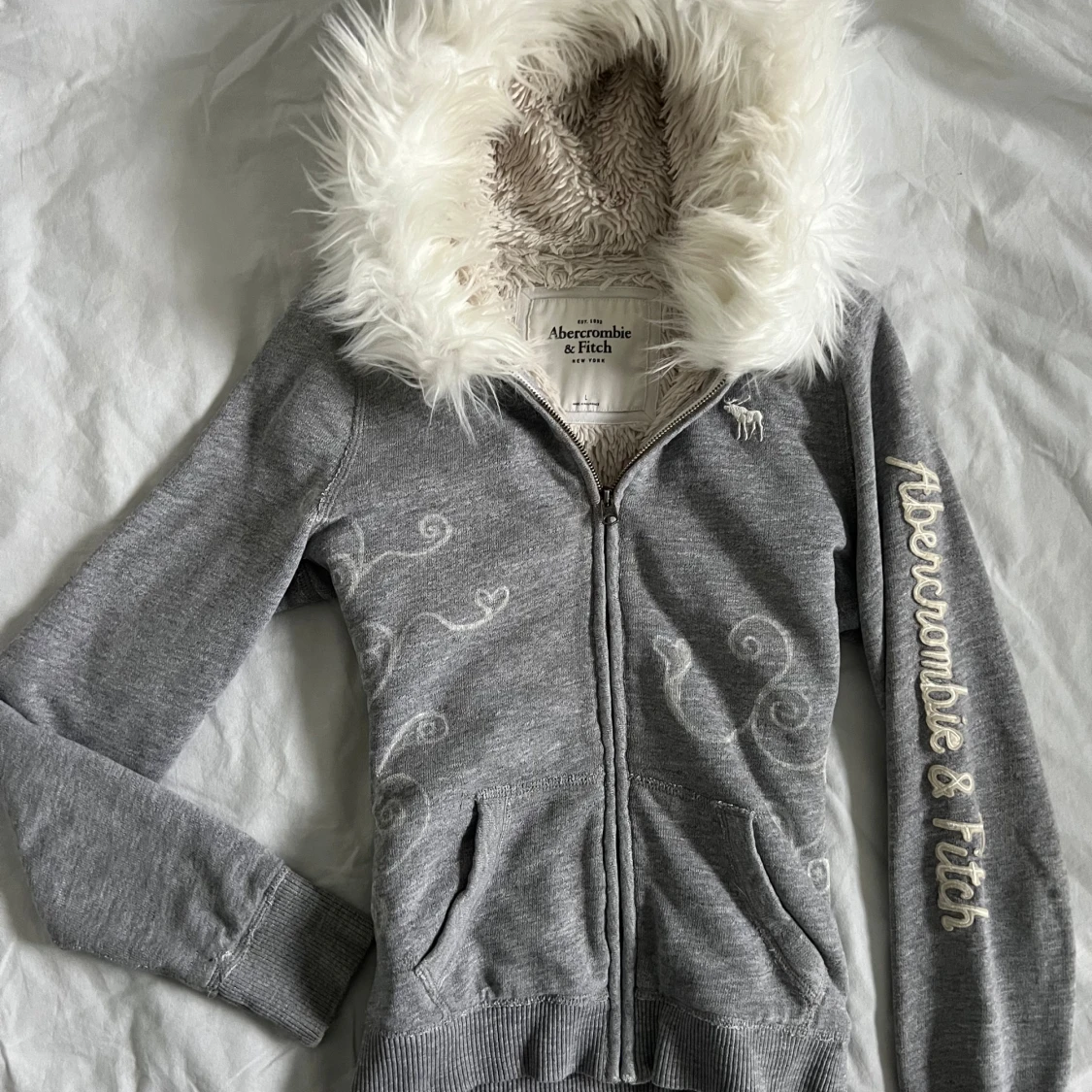 Grå hoodie med fluffig huva Abercrombie