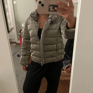 Grå/silvrig herno likande jacka - Säljer en grå/silvrig herno liknande jacka från Zara. Den är köpt på plick men har aldrig använts av mig. Inga defekter!💕