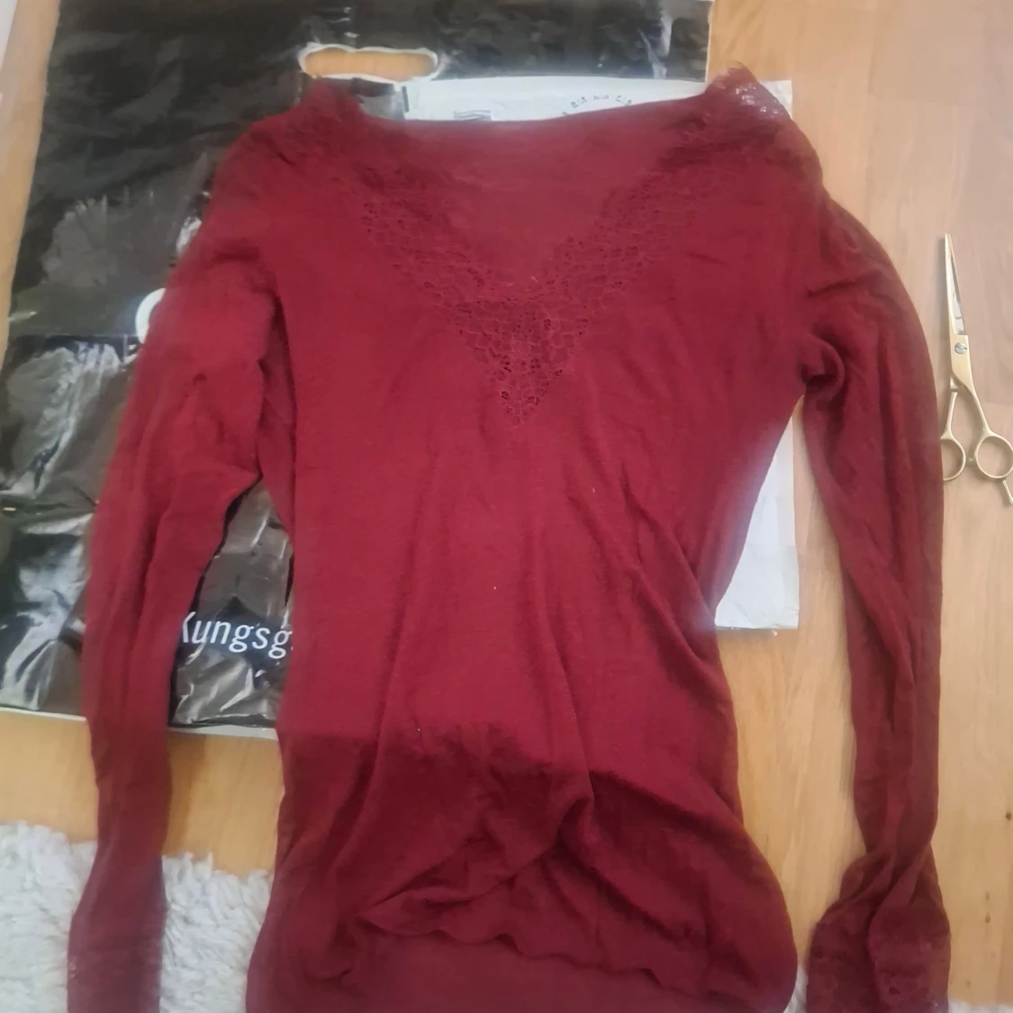 Vinröd långärmad topp med spets från "Intimissi" - 1