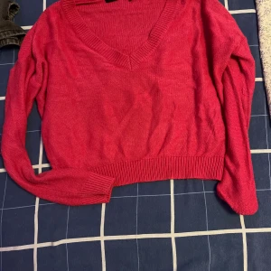 Rosa  stickade tröja Brave Soul XS - Snygg Rosa stickad tröja från Brave Soul i storlek XS. Modellen är croppad med v-ringad hals och långa ärmar. 