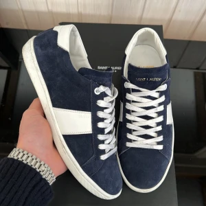 Saint laurent skor navy - Ett par sjukt sällsynta o feta ysl skor! Självklart äkta! Nypris ca 7000kr! Skick 9/10 inga defekter! Använda ett fåtal gånger! Discontinued! Size 39 fits 40! Orginalbox ingår! Hör av dig vid intresse 🤩