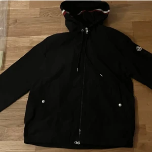 Moncler vindjacka - Säljer en vindjacka i storlek Large passar även mig som bär storlek Medium. Den är köpt i sommarn men inte bärt den så mycket. Tveka inte på att ställa några frågor pris går absolut och diskutera vid snabb affär 😀