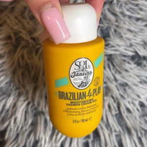 Sol de Janeiro Brazilian 4 Play duschkräm - Färgglad gul flaska med vit kork från Sol de Janeiro. Innehåller 90 ml återfuktande shower cream-gel med tropisk doft. Perfekt för dig som älskar lyxiga duschprodukter och vill ha en mjuk hud. Oöppnad