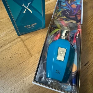 Xerjoff Erba Pura 100ml EdP - Xerjoff Erba Pura Eau de Parfum i en snygg blå flaska. Volym: 100 ml. Tillverkad i Italien. Perfekt för dig som vill sticka ut med en exklusiv doft från ett lyxigt märke.