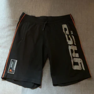 Gasp shorts  - Säljer dessa shorts ifrån Gasp, perfekt för gymmet eller att bara ha som vanliga shorts, väldigt sköna, använda ett fåtal gånger men säljs nu pga dem är för stora, bara att höra av sig vid frågor osv,