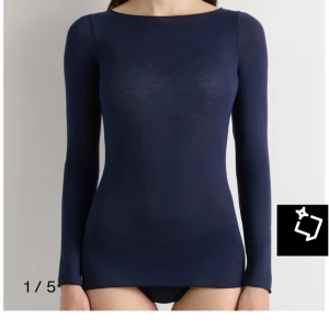 Marinblå intimissimi tröja - Säljer en marinblå Intimissimi tröja. har något litet hål vid handen men syns inte när den används 