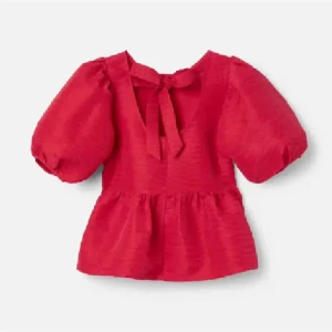 Röd blus perfekt till jul💕 - Superfin röd blus med voluminösa puffärmar och knyt i nacken. Toppen har en lätt strukturerad yta och markerad midja med volang nedtill. Perfekt för dig som vill sticka ut med en färgstark och trendig look. Helt ny med lappar köpt 699kr