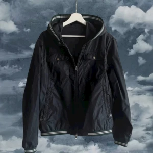 Moncler windbreaker  - Moncler windbreaker modell Jeans claude giubotto i storlek 2-M/S skick 8/10 allt og givetvis äkta sitter som S