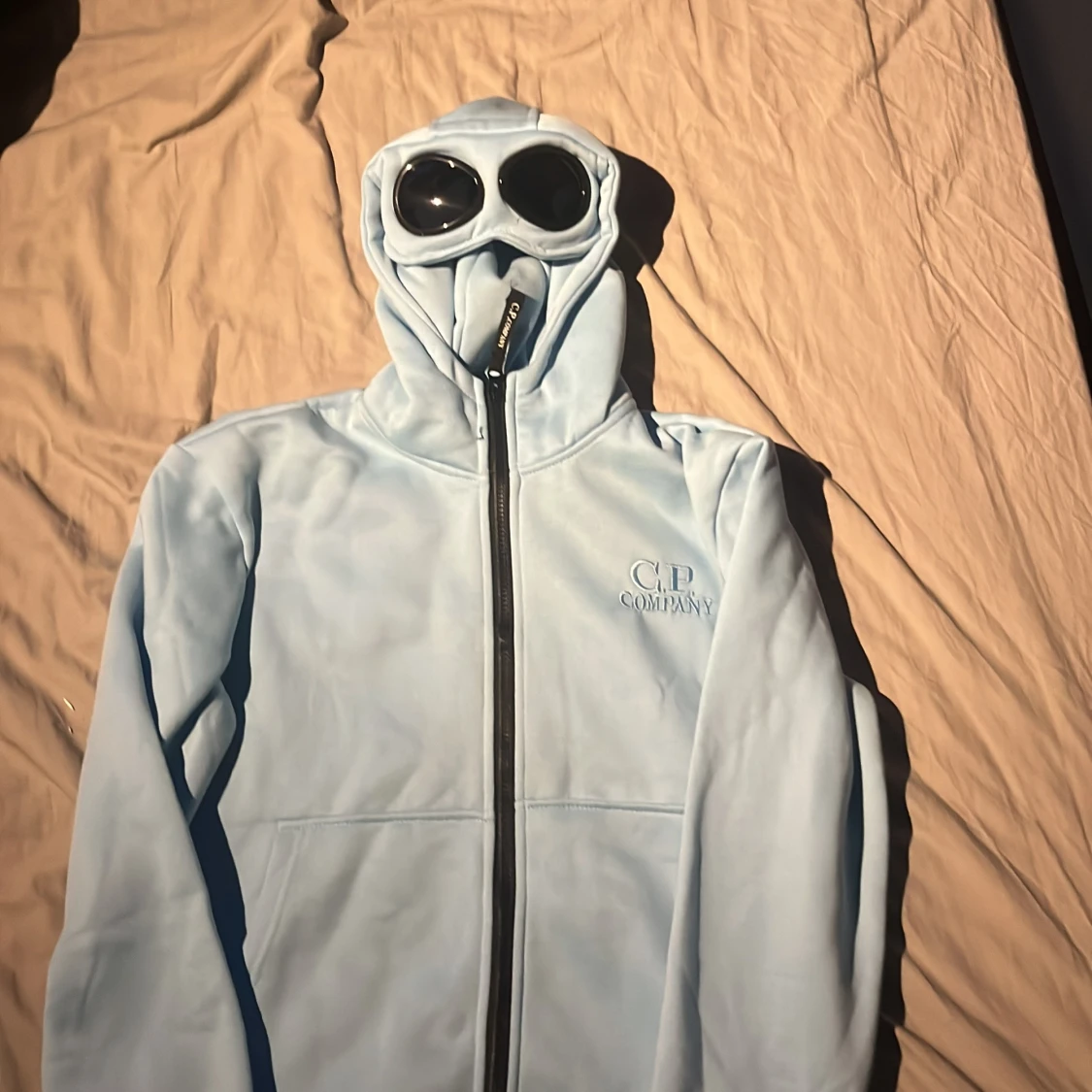 Ljusblå hoodie med goggles från C.P. Company