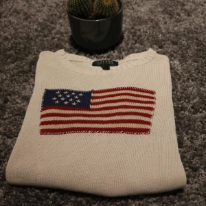 Vit stickad tröja Ralph Lauren  - Säljer en fin vintage Ralph Lauren damtröja med USA-flagga. Färg: vit, storlek S. Vid frågor är det bara att höra av sig! 😊