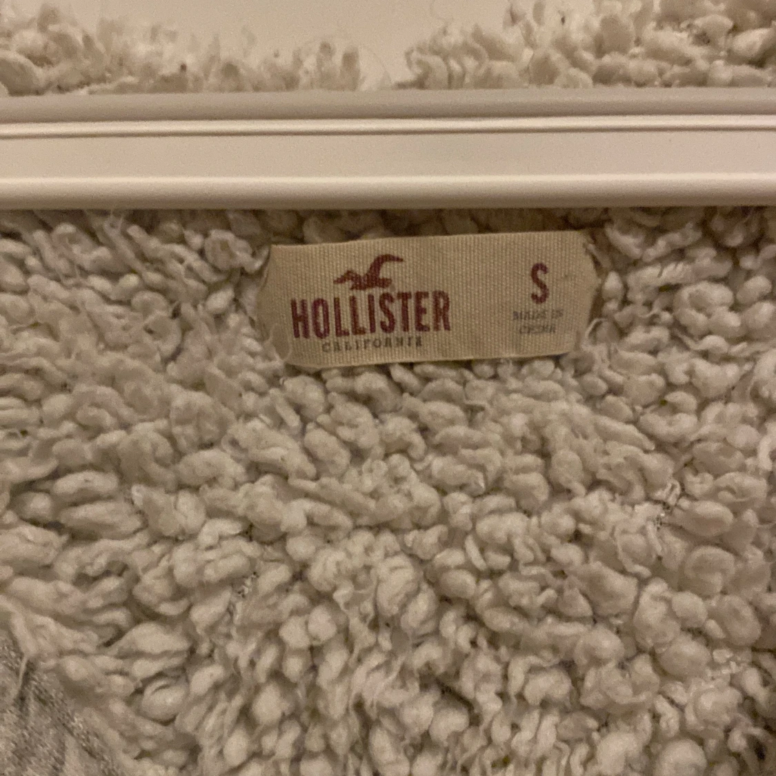 Grå hoodie med teddyfoder från Hollister - 3