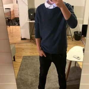 Mörkblå tröja, Ralphlauren  - Säljer en mörkblå långärmad tröja från Polo Ralph Lauren i mjuk pima bomull.  Skick 10/10 nästill ny. Kontakta vid prisförslag eller frågor☺️