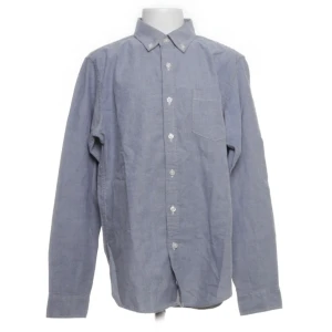 Uniqlo skjorta storlek 152 - Uniqlo ljusblå skjorta i storlek 152 med klassisk krage och knappstängning framtill. Enkel och stilren design som funkar till många olika looks. Pris kan diskuteras vid snabb affär.