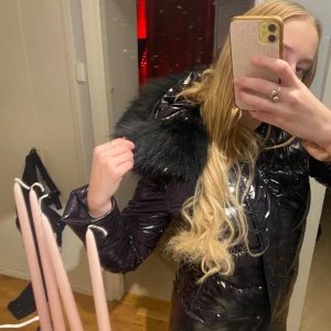 Gloss jacket  - Gloss jacket från femenina of sweden i storlek S inte använd va för liten äkta päls