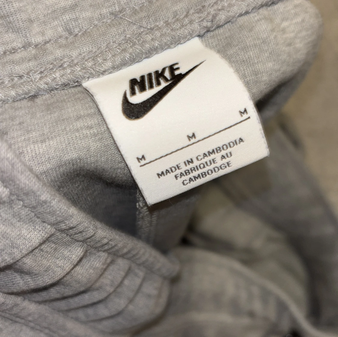 Grå mjukisbyxor från Nike, storlek M - 2