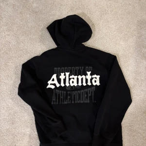 Svart hoodie (Atlanta) - Chill Svart hoodie med text (Atlanta) . Storlek S men skulle passa på någon med storlek M. Sälj pga att tröjan inte passar mig längre passar mig längre