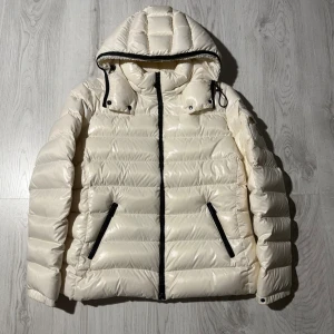 Moncler Bady   - Moncler Bady i size 5/sitter som en m/L, skick 9/10, välldigt eftertraktad samt sellsynt färg, nypris 17600kr, vid funderingar hör av er.