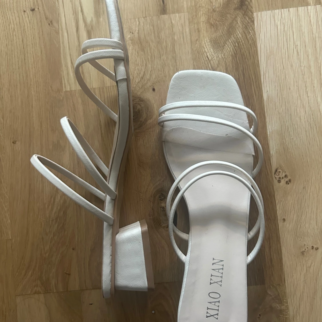 Vita sandaler med låg klack - 1