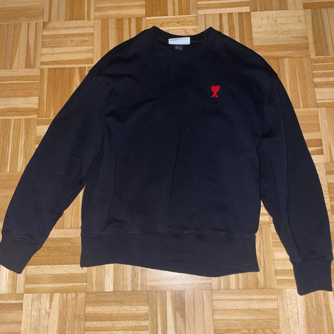 Svart sweatshirt från AMI med rött hjärta