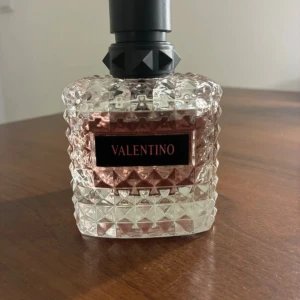 Valentino Parfym 100ml - Har använts lite men är väldigt mycket kvar fortfarande. Köpte 100ml men jag tröttnar snabbt på parfymer så den har inte kommit till användning. Köpt för ca 1400kr