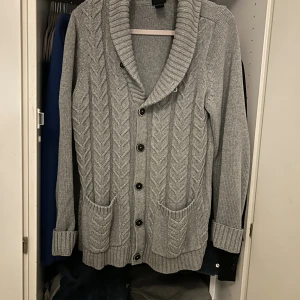Grå stickad cardigan  - en skit skön grå cardigan perfekt nu för hösten, inga defekter, inte jätte använd, vid snabb affär kan pris diskuteras 