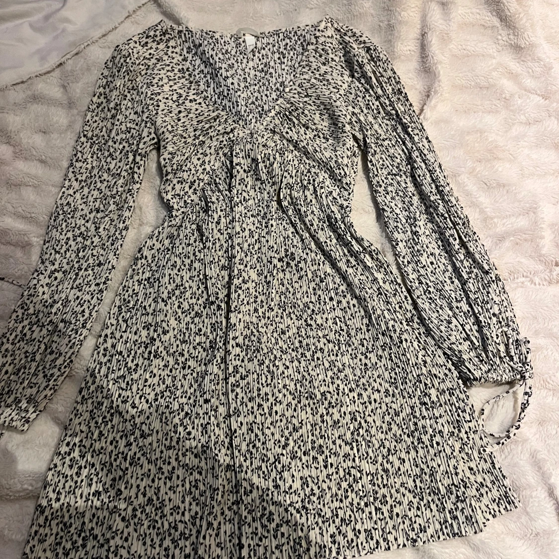 Vit blommig kortklänning med v-ringning