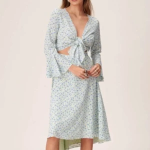 Adoore klänning 34 - Säljer Adoore klänning i storlek 34 (passar XS). Den är helt oanvänd. Säljer den eftersom jag inte får tillfälle att använda den.