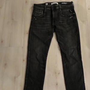 Replay Anbass svarta jeans - Svarta Replay Anbass jeans har blvit för små