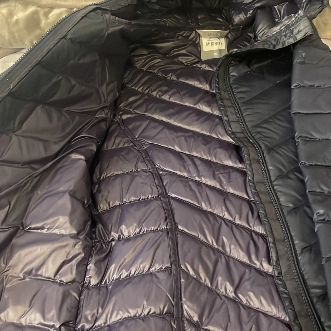 Mörkblå pufferjacka från McKinley - 3