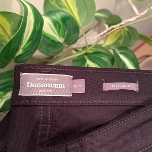 Svarta jeansbyxor från Dressmann - Svarta från Dressman. Snygga jeans för dig som vill har  extra mörka jeans för ditt stil. Storleket är 30-30. Sista pris 300kr