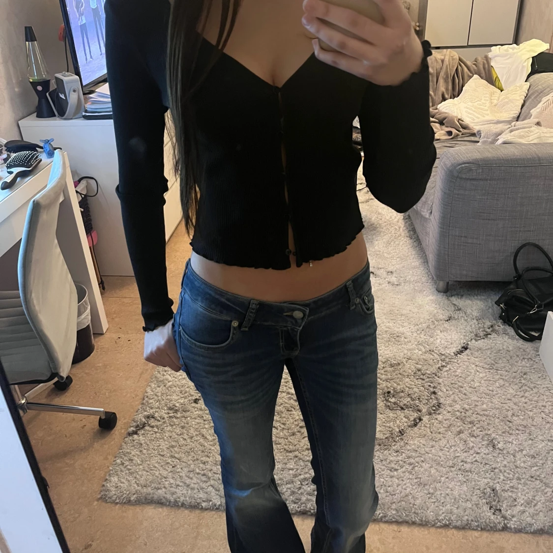 Svart v-ringad tröja med knappar - 1