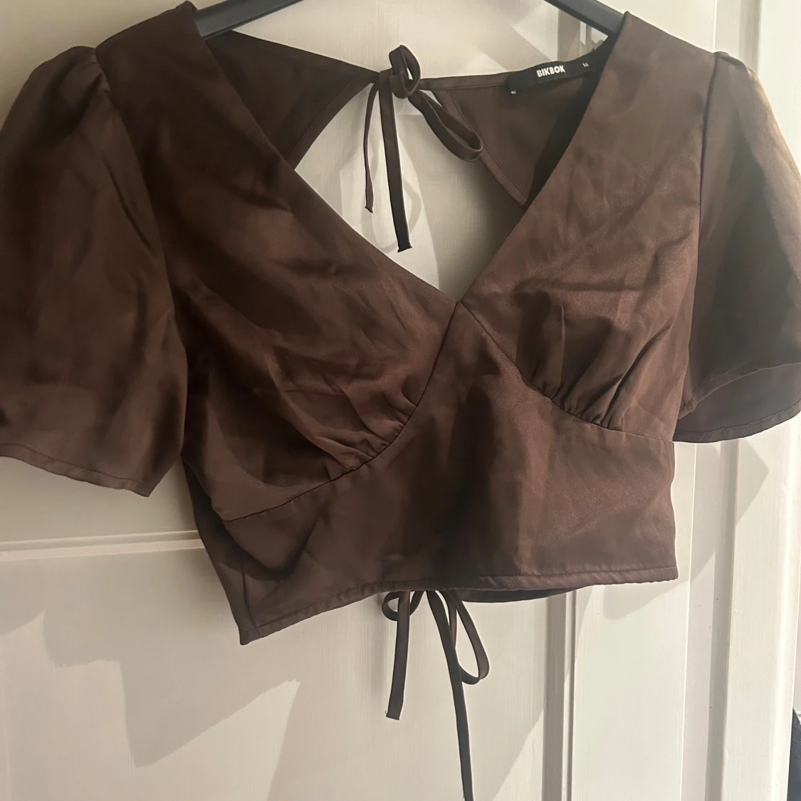 Brun omlottopp med knyt från Bikbok