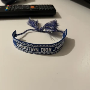 Blått Christian Dior armband - Ett helt nytt riktigt fett Christian Dior armband i tyg. Ett riktigt trendigt och snyggt armband som även passar alla! Skriv till mig privat vid frågor 🤝🤩