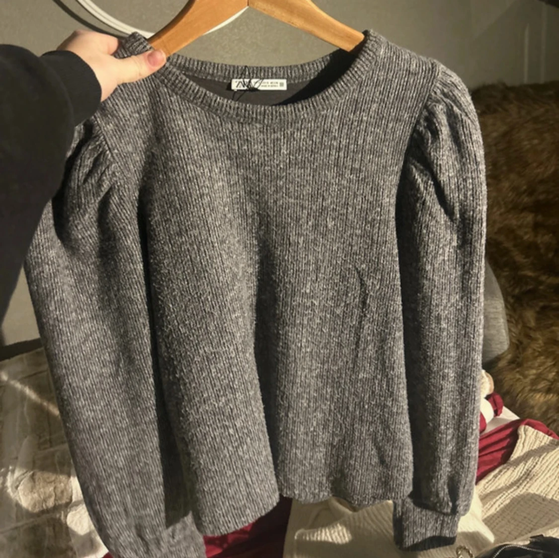 Grå ribbad stickad tröja från