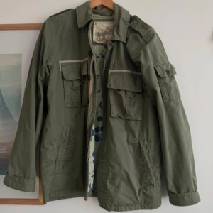 Grön jacka Abercrombie & Fitch - Skitfet olivgrön jacka från Abercrombie. Ger lite  Overshirt/fieldjacka vibes med militär look. Limiterad och extremt eftertraktad. Det är först i kvarn som gäller 🤞