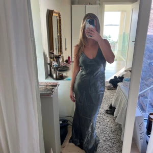 Satin långklänning  - Sååå snygg