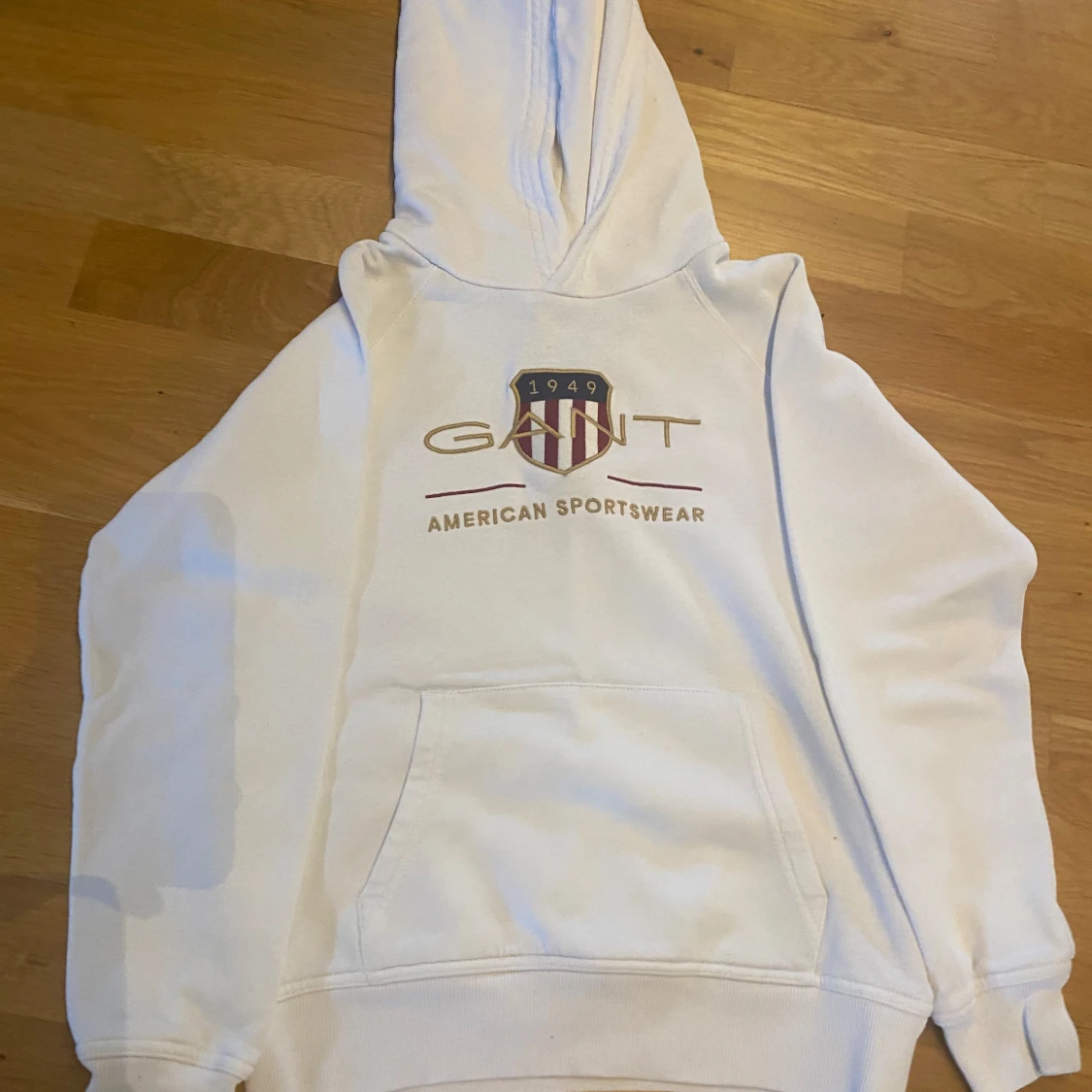 Vit hoodie från GANT med tryck