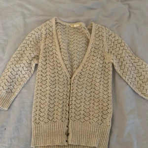 beige glittrig cardigan -  beige stickad kofta från Cubus (vintage) med glittriga inslag och snyggt mönster. Koftan har v-ringning och knappar framtill och ribbade muddar. så fin och passar till det mesta!!! 💞💞 - läs min bio för mer information 💌