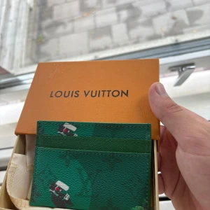 Golf korthållare med L&V print - referens: M14863,    Grön korthållare med golf print, helt ny med låda.  VId frågor är det bara att skriva!   Utan tvekan den snyggaste korthållaren som finns! 