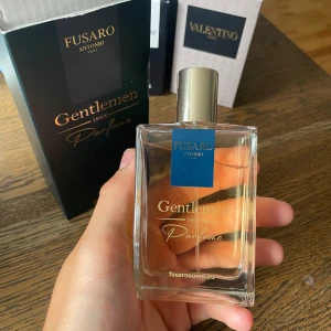 Fusaro Gentlemen Parfume 100ml - Stilren parfym från Fusaro Antonio, Gentlemen 1893. Flaskan rymmer 100 ml och är tillverkad i Italien. Perfekt för dig som vill ha en klassisk touch i din samling. Passar utmärkt till sensommar, vår och allt däremellan! Använd endast 1 gång! 