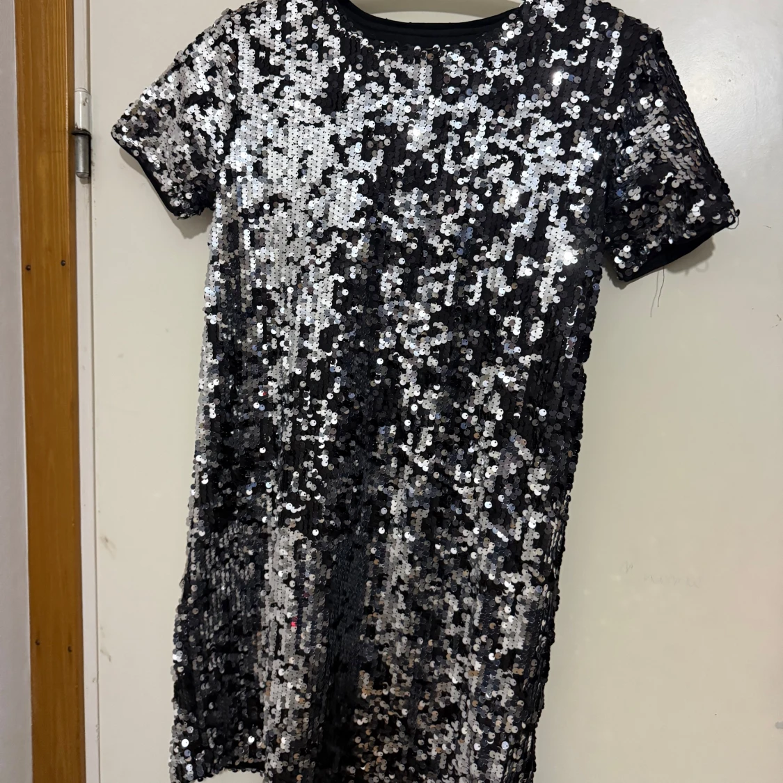 Glittrig paljettklänning från Bik Bok XS - 4