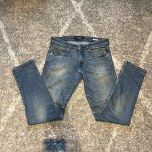 Replay anbass jeans - Ett par schyssta blå replay anbass jeans storlek W30 L30 skräck gärna vid minsta intresse och vid frågor skicket är väldigt bra men använt såklart 😊