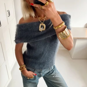 Mörkgrå offshoulder stickad topp från design by si - Supermjuk och fluffig mörkgrå offshoulder topp i stickat material. Toppen är trendig och blir slutsåld väldigt fort. Köpt för 500+ frakt. Perfekt att styla med jeans eller kjol för en trendig look.